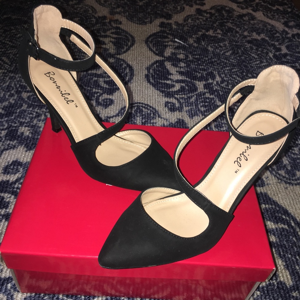 BLACK HEELS